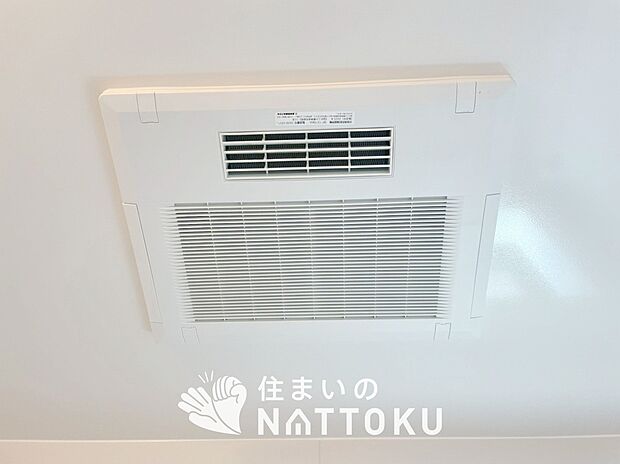 【電気式浴室暖房換気乾燥機】寒い冬場はあたたかく、暑い夏場は扇風機のような心地よさです。
雨の日は、浴室が衣類乾燥スペースになります。