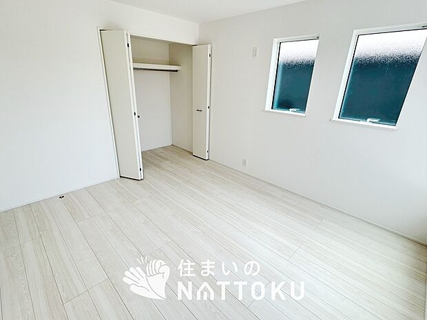 【現地写真(洋室)】木目の美しさを際立たせるシンプルデザインの建具を使用しています。