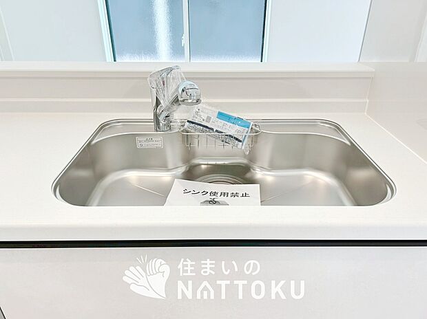 【浄水器内臓ハンドシャワー付シンク】広々とした凸型シンクに洗剤ポケットを標準装備。すっきり収納できます。
また、蛇口の先端に浄水器を内蔵しているため場所をとりません。