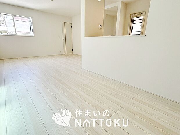 【現地写真(リビング)】フローリング材には、木目、色調など木材特有の風合いがあり、ナチュラルな美しさになっています。