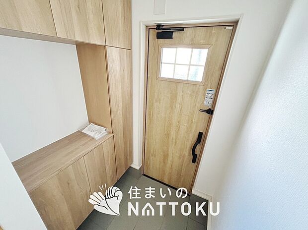 【現地写真(玄関)】玄関には、大型のシューズ収納を設置しています。