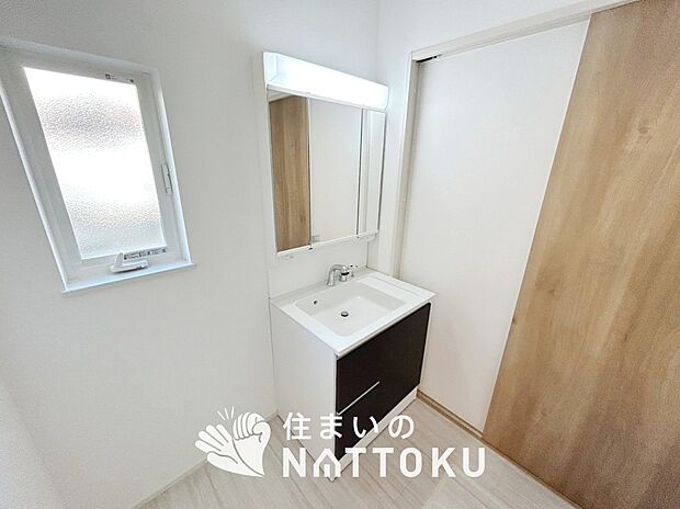 【洗面台・洗面所】鏡の両サイドは、必要なものを取出しやすく、大きな鏡面で朝の準備も快適。
使いやすいリフトアップ機能付きのシングルレバーシャワー水栓付です。