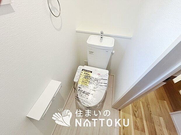 【トイレ】汚れてもサッとひと拭きでお手入れ簡単、エコ仕様の温水洗浄便座付きのトイレです。
バリアフリーにも配慮しています。