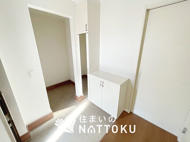 【現地写真(玄関)】玄関には、大型のシューズ収納を設置しています。
