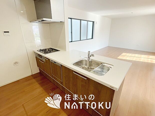 【現地写真(キッチン)】収納たっぷりのシステムキッチン、浄水器付水栓を標準装備しています。