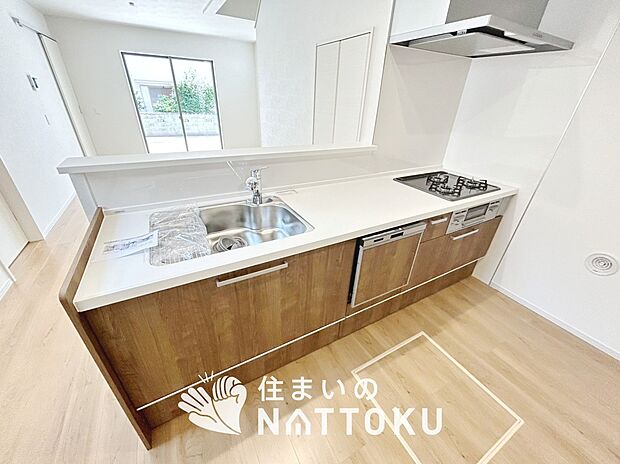 【現地写真(キッチン)】収納たっぷりのシステムキッチン、浄水器付水栓を標準装備しています。