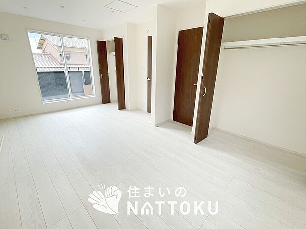 【現地写真(寝室)】木目の美しさを際立たせるシンプルデザインの建具を使用しています。