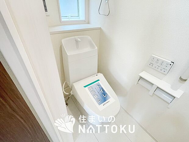 【トイレ】汚れてもサッとひと拭きでお手入れ簡単、エコ仕様の温水洗浄便座付きのトイレです。
バリアフリーにも配慮しています。