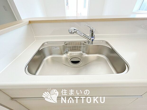 【浄水器内臓ハンドシャワー付シンク】広々とした凸型シンクに洗剤ポケットを標準装備。すっきり収納できます。
また、蛇口の先端に浄水器を内蔵しているため場所をとりません。