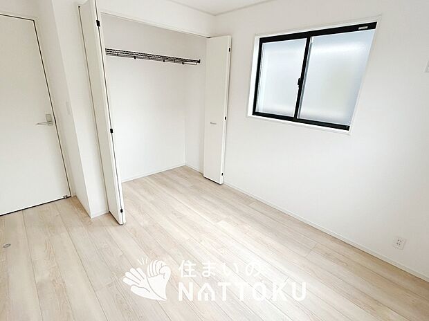 【現地写真(寝室)】木目の美しさを際立たせるシンプルデザインの建具を使用しています。