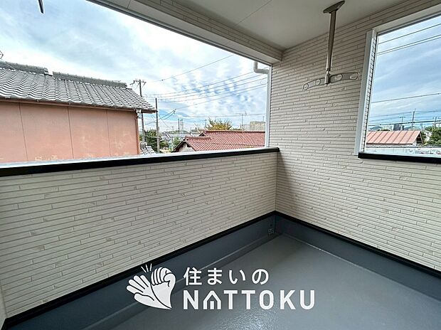 【バルコニー】奥行きが広く、洗濯物をゆったりと干せる十分な広さで、家族の洗濯も捗ります。