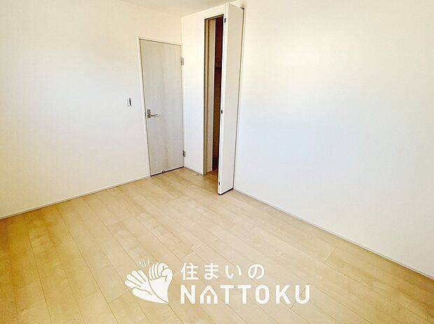 【現地写真(寝室)】木目の美しさを際立たせるシンプルデザインの建具を使用しています。