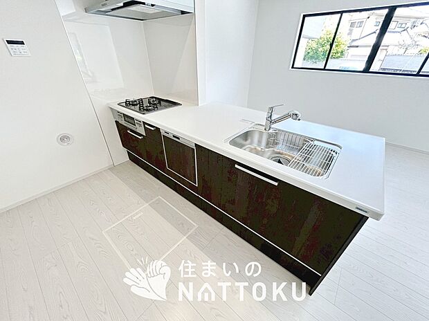 【現地写真(キッチン)】収納たっぷりのシステムキッチン、浄水器付水栓を標準装備しています。