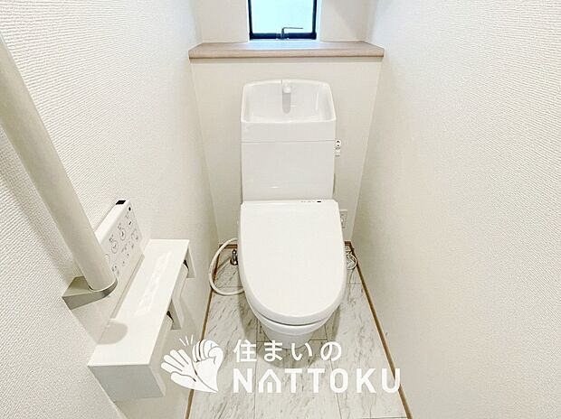 【トイレ】汚れてもサッとひと拭きでお手入れ簡単、エコ仕様の温水洗浄便座付きのトイレです。
バリアフリーにも配慮しています。