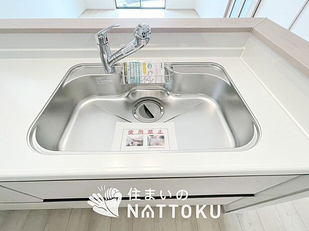 【浄水器内臓ハンドシャワー付シンク】広々とした凸型シンクに洗剤ポケットを標準装備。すっきり収納できます。
また、蛇口の先端に浄水器を内蔵しているため場所をとりません。