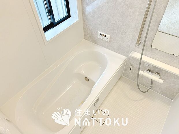 【現地写真(浴室)】浴室暖房乾燥機付き。1坪タイプで広々です。