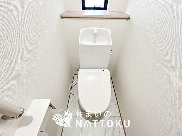 【トイレ】汚れてもサッとひと拭きでお手入れ簡単、エコ仕様の温水洗浄便座付きのトイレです。
バリアフリーにも配慮しています。