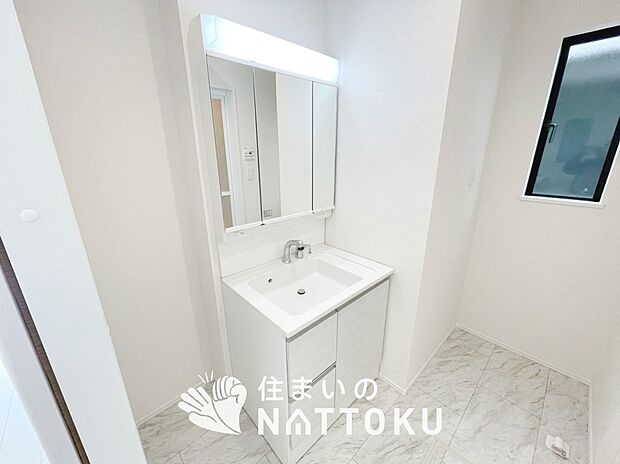 【洗面台・洗面所】鏡の両サイドは、必要なものを取出しやすく、大きな鏡面で朝の準備も快適。
使いやすいリフトアップ機能付きのシングルレバーシャワー水栓付です。