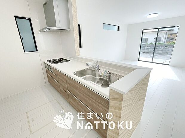 【現地写真(キッチン)】収納たっぷりのシステムキッチン、浄水器付水栓を標準装備しています。