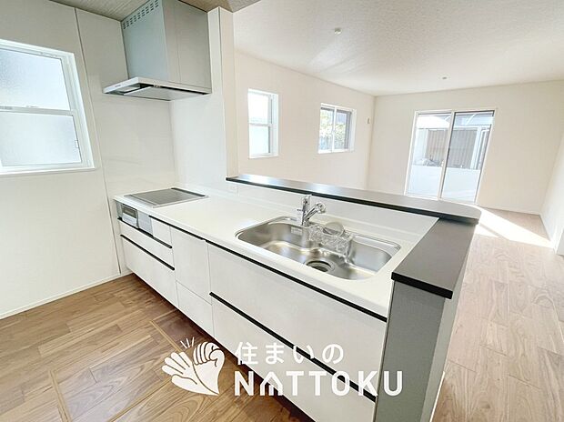 【現地写真(キッチン)】収納たっぷりのシステムキッチン、浄水器付水栓を標準装備しています。