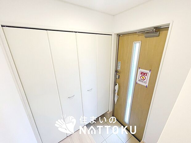 【現地写真(玄関)】玄関には、大型のシューズ収納を設置しています。