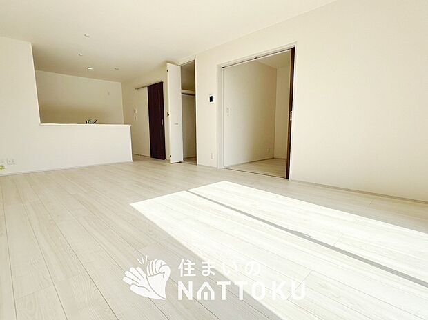 【現地写真(リビング)】フローリング材には、木目、色調など木材特有の風合いがあり、ナチュラルな美しさになっています。