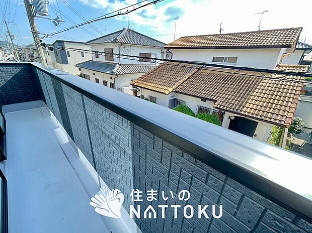 【バルコニー】奥行きが広く、洗濯物をゆったりと干せる十分な広さで、家族の洗濯も捗ります。