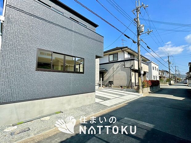 【現地写真(前道含む外観)】お引渡し後も無償の定期点検を行っており、暮らしの安心をお届けしています。