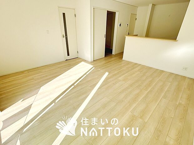 【現地写真（リビング）】フローリング材には、木目、色調など木材特有の風合いがあり、ナチュラルな美しさになっています。