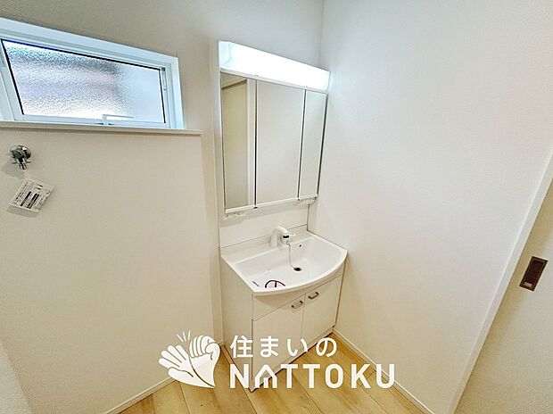 【洗面台・洗面所】鏡の両サイドは、必要なものを取出しやすく、大きな鏡面で朝の準備も快適。
使いやすいリフトアップ機能付きのシングルレバーシャワー水栓付です。