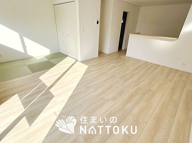 【現地写真(リビング)】フローリング材には、木目、色調など木材特有の風合いがあり、ナチュラルな美しさになっています。