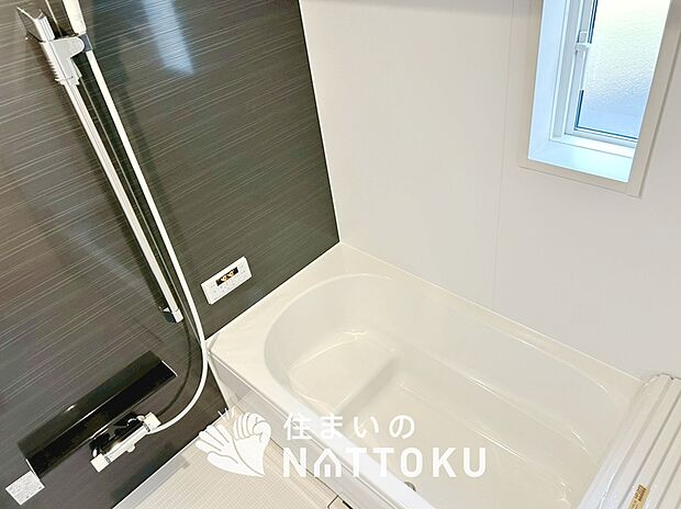 【現地写真(浴室)】浴室暖房乾燥機付き。1坪タイプで広々です。