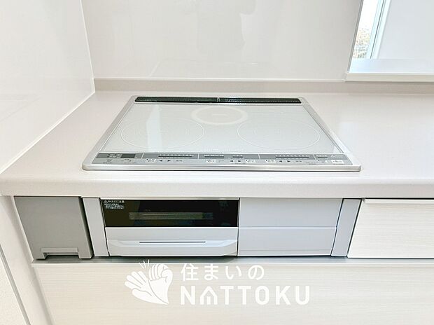 【ビルトインコンロ】フラットな構造で清掃性が高く、過熱防止センサー付3口タイプで日頃の家事も快適です。