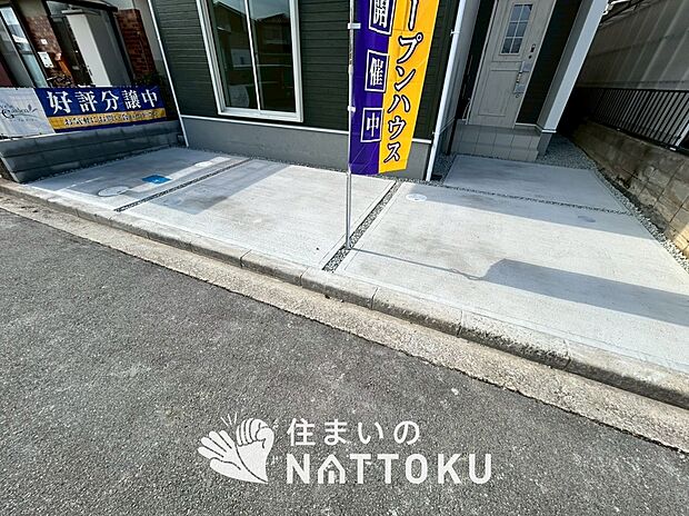 【現地写真（駐車場）】駐車スペースが広く、運転が苦手な方も安心です。