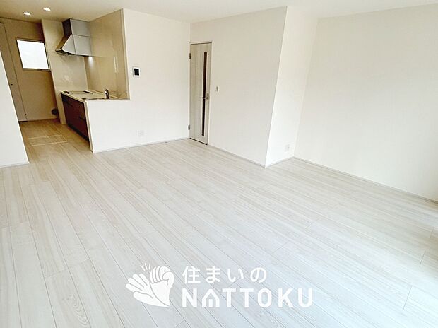 【現地写真（リビング）】フローリング材には、木目、色調など木材特有の風合いがあり、ナチュラルな美しさになっています。