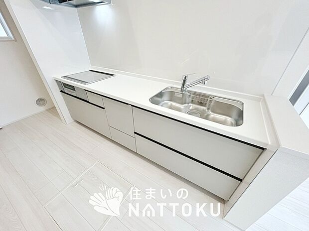【現地写真（キッチン）】収納たっぷりのシステムキッチン、浄水器付水栓を標準装備しています。