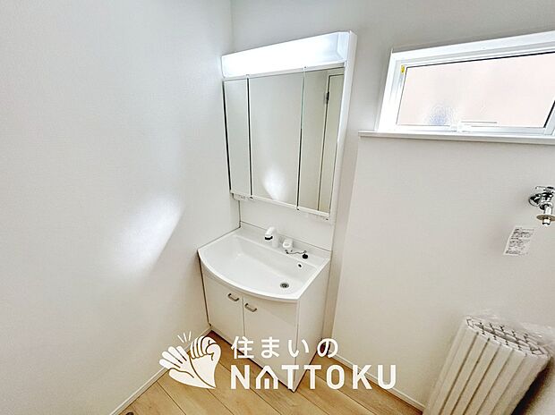 【洗面台・洗面所】鏡の両サイドは、必要なものを取出しやすく、大きな鏡面で朝の準備も快適。
使いやすいリフトアップ機能付きのシングルレバーシャワー水栓付です。
