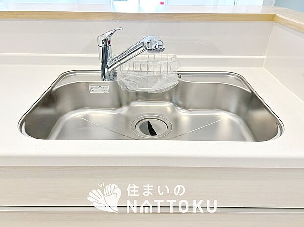 【浄水器内臓ハンドシャワー付シンク】広々とした凸型シンクに洗剤ポケットを標準装備。すっきり収納できます。
また、蛇口の先端に浄水器を内蔵しているため場所をとりません。
