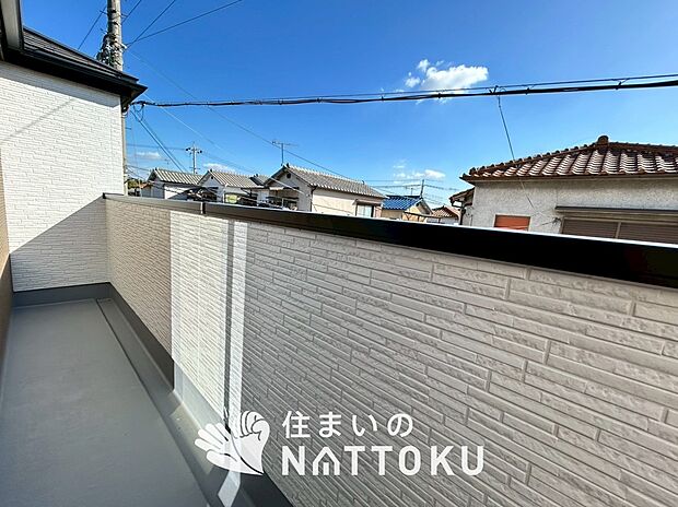 【バルコニー】奥行きが広く、洗濯物をゆったりと干せる十分な広さで、家族の洗濯も捗ります。