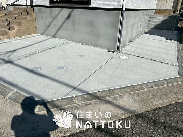 【現地写真(駐車場)】駐車スペースが広く、運転が苦手な方も安心です。