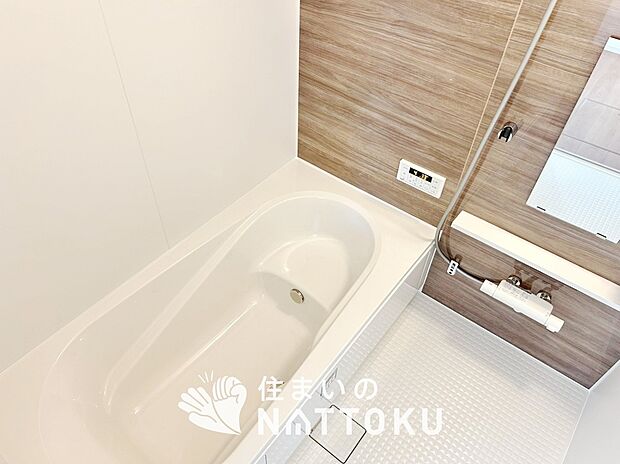 【現地写真(浴室)】浴室暖房乾燥機付き。1坪タイプで広々です。