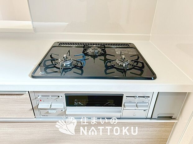 【ビルトインコンロ】フラットな構造で清掃性が高く、過熱防止センサー付3口タイプで日頃の家事も快適です。