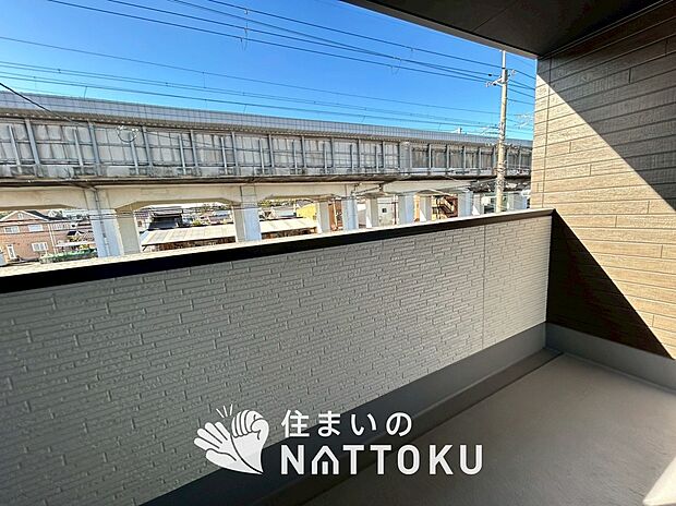 【バルコニー】奥行きが広く、洗濯物をゆったりと干せる十分な広さで、家族の洗濯も捗ります。