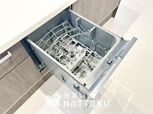 【食器洗い乾燥機】食後の時間にゆとりを与えてくれる食器洗い乾燥機。
操作ボタンも上面にあるので、腰をかがめずに操作ができラクラクです。
