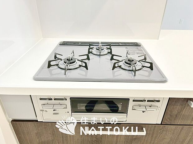 【ビルトインコンロ】フラットな構造で清掃性が高く、過熱防止センサー付3口タイプで日頃の家事も快適です。