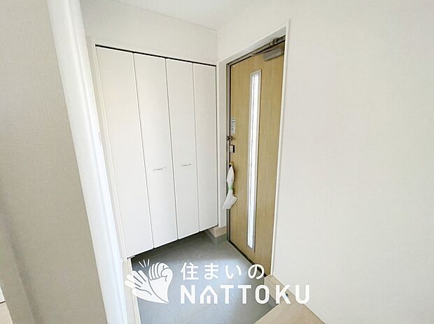 【現地写真（玄関）】玄関には、大型のシューズ収納を設置しています。