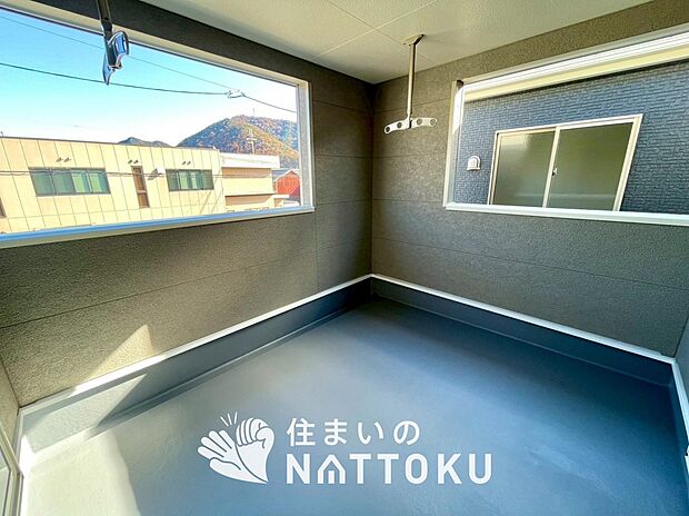 【バルコニー】奥行きが広く、洗濯物をゆったりと干せる十分な広さで、家族の洗濯も捗ります。