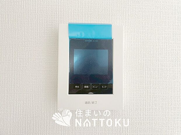 【TVモニター付インターホン】手放し通話ができ、送話表示灯で送話・受話状態が確認できます。
映像と音声で玄関先の様子をチェックできるモニター機能や、夜間の訪問者の顔も確認できるLEDライトを装備しています。