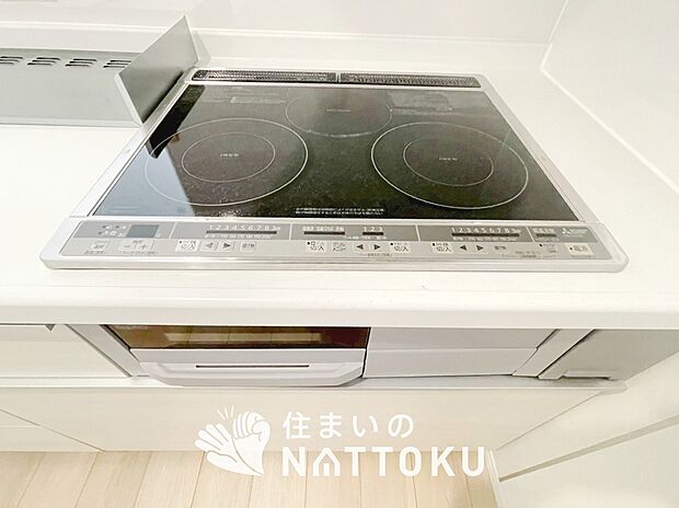 【ビルトインコンロ】フラットな構造で清掃性が高く、過熱防止センサー付3口タイプで日頃の家事も快適です。