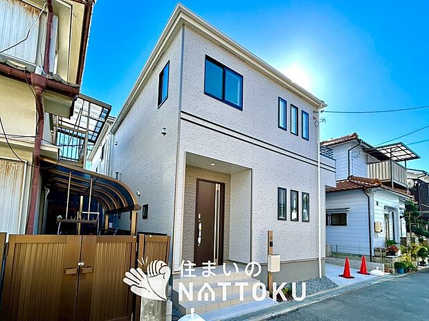 【現地写真(外観)】雨で汚れを落とし、耐久性・耐候性に優れた外壁を使用しています。